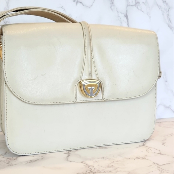 Gucci Handbags - GUCCI Vintage Cream Leather Shoulder Bag